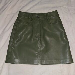 Faux leather mini skirt. Olive green.